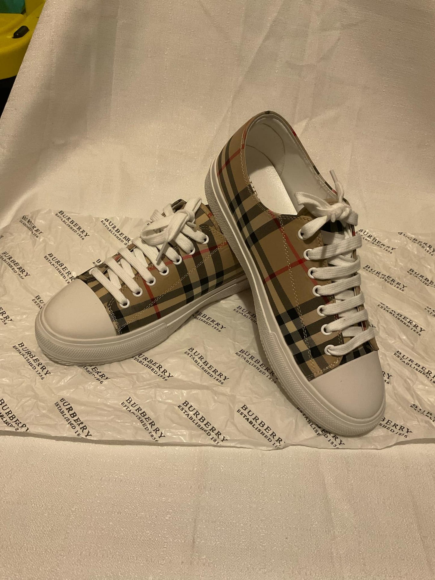 LOW TOP BURBERRY SNEAKERS