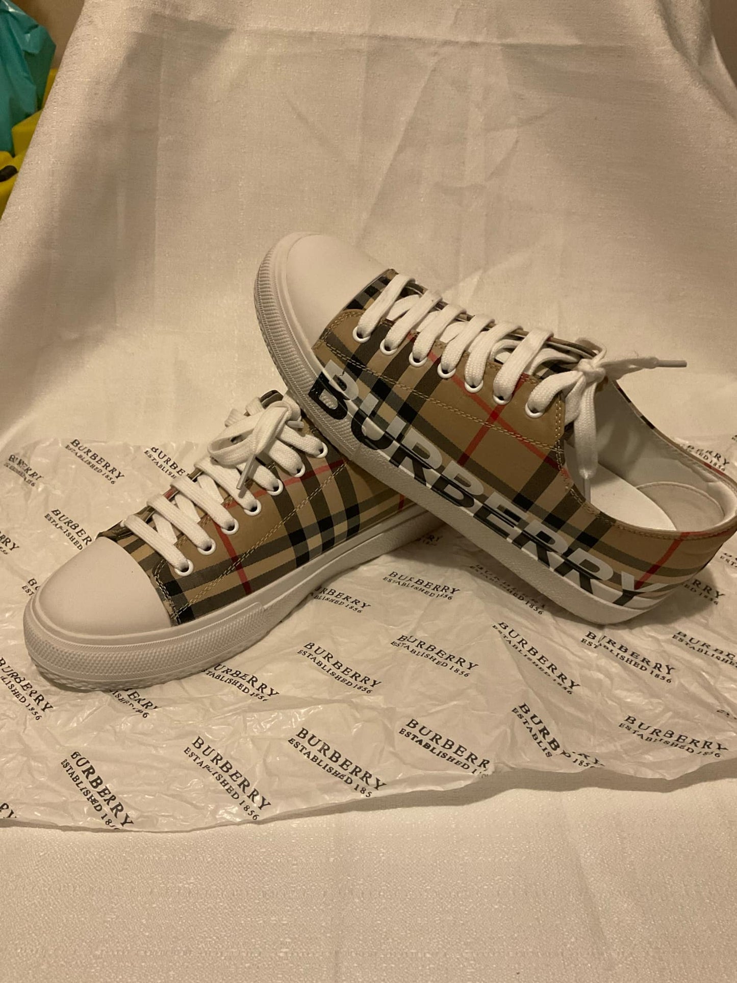 LOW TOP BURBERRY SNEAKERS