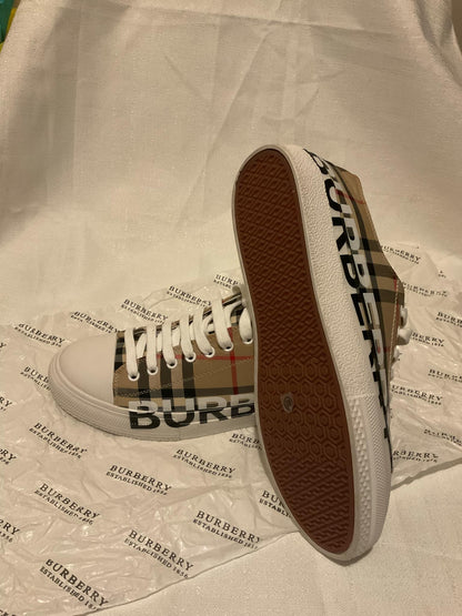 LOW TOP BURBERRY SNEAKERS