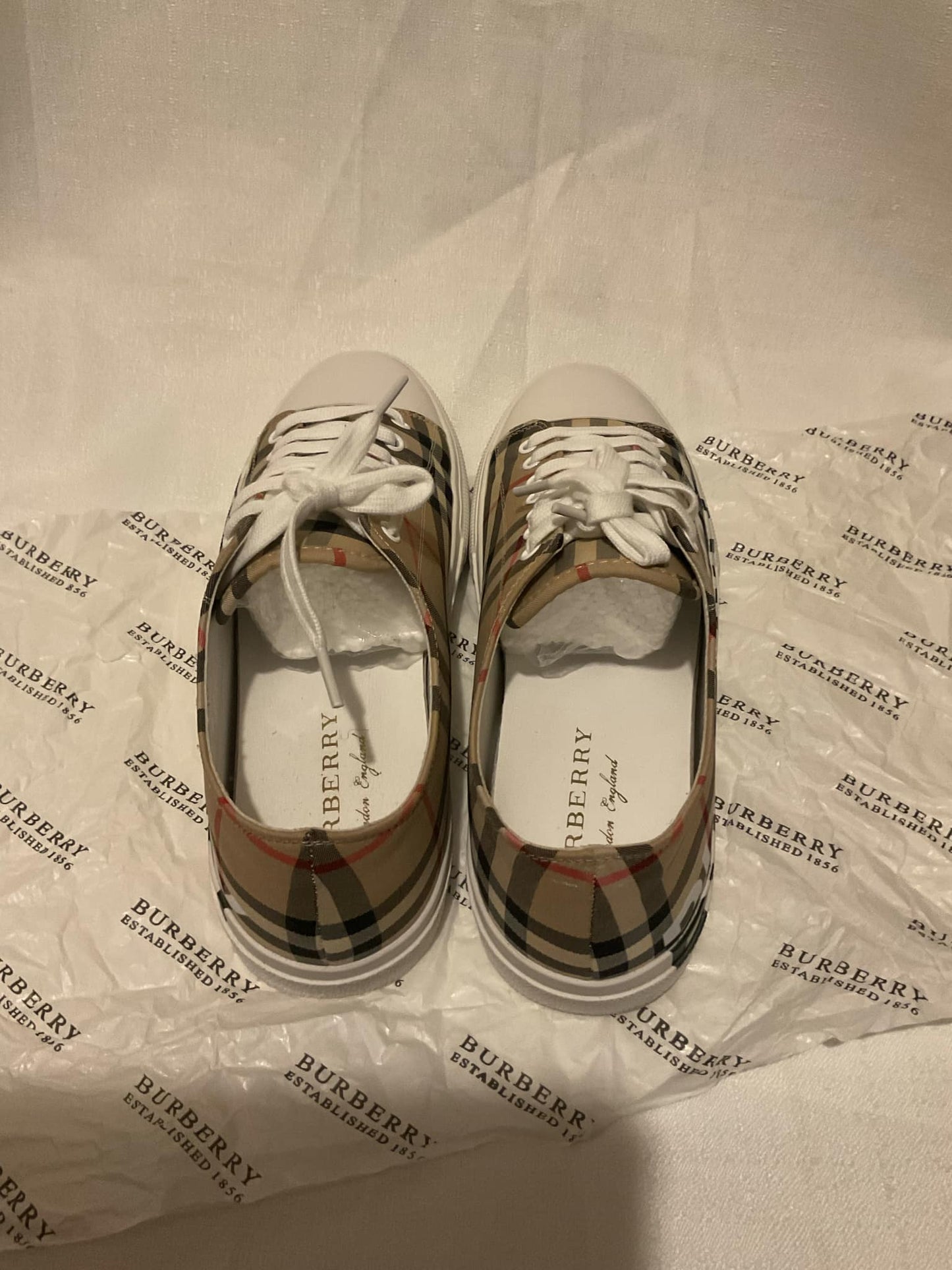 LOW TOP BURBERRY SNEAKERS