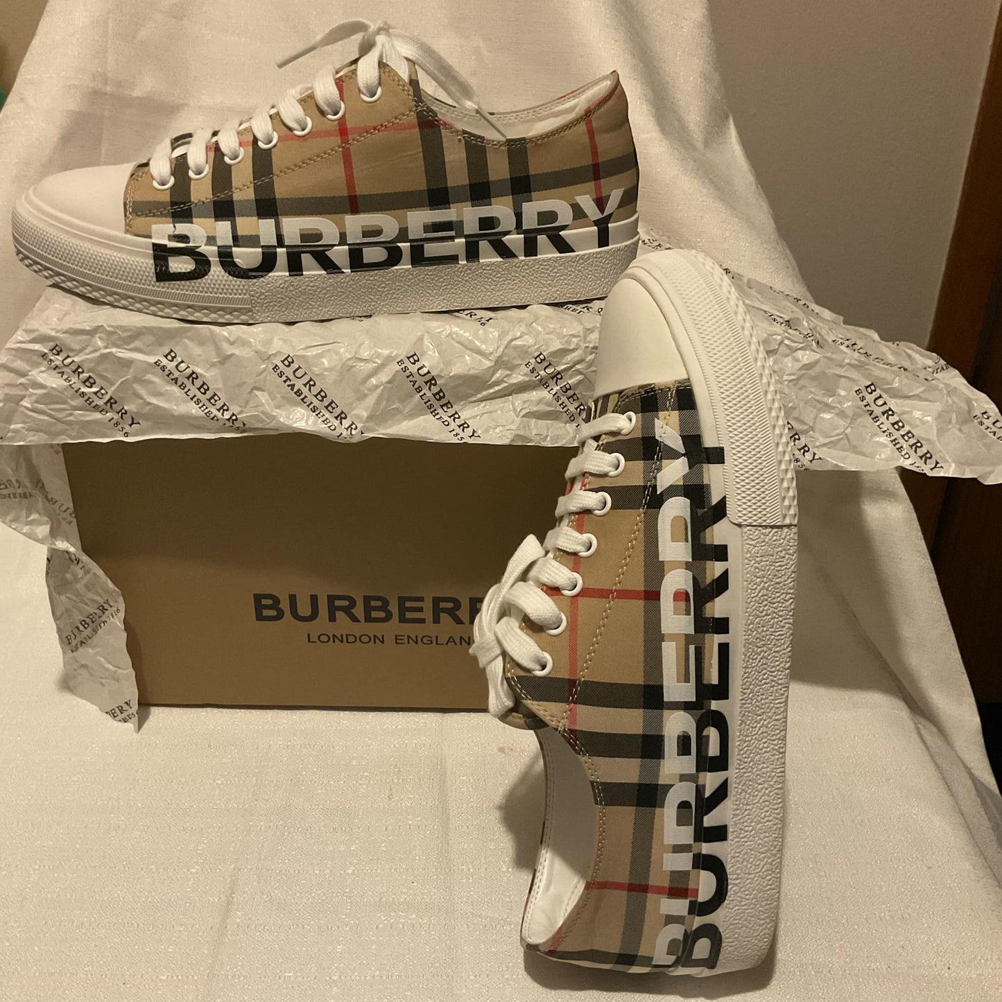 LOW TOP BURBERRY SNEAKERS